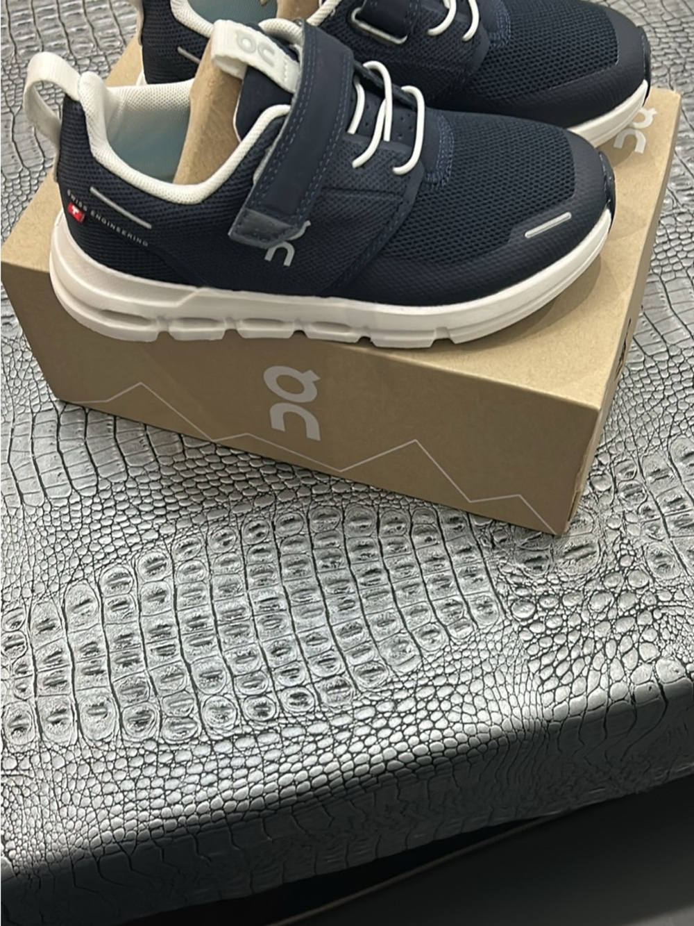On Running Navy and White kids Performance Sneakers BRAND NEW - Picture 4 of 4